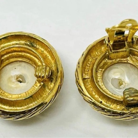 Chanel authentic Pearl Clip On Earrings vintage - Picture 6 of 10
